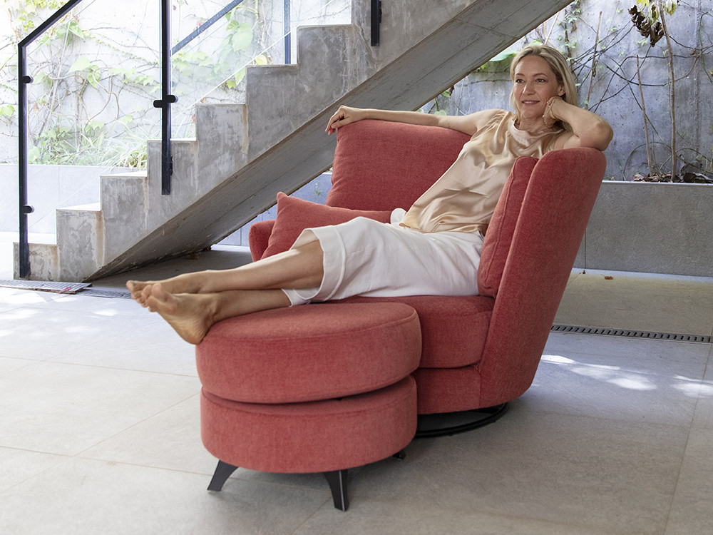Tu sillon relax moderno Roxane te espera. Haz tu compra online en Mobel 6000 con puf y telas de diseño muy premium