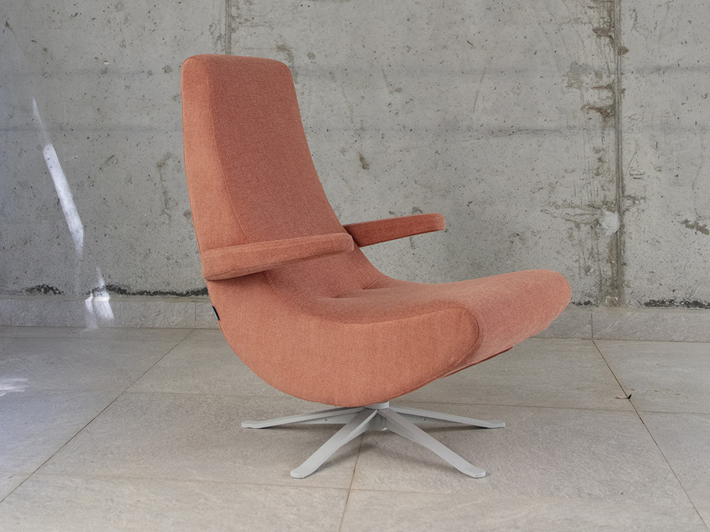 Crea una butaca de diseño unica con el modelo Swing de Fama. Elige tus telas para un salon con estilo muy premium