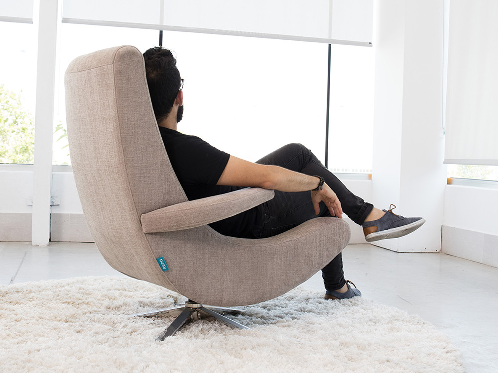 Disfruta el gran confort del sillon giratorio reclinable Swing. Fama personaliza tu pieza con un acabado muy premium