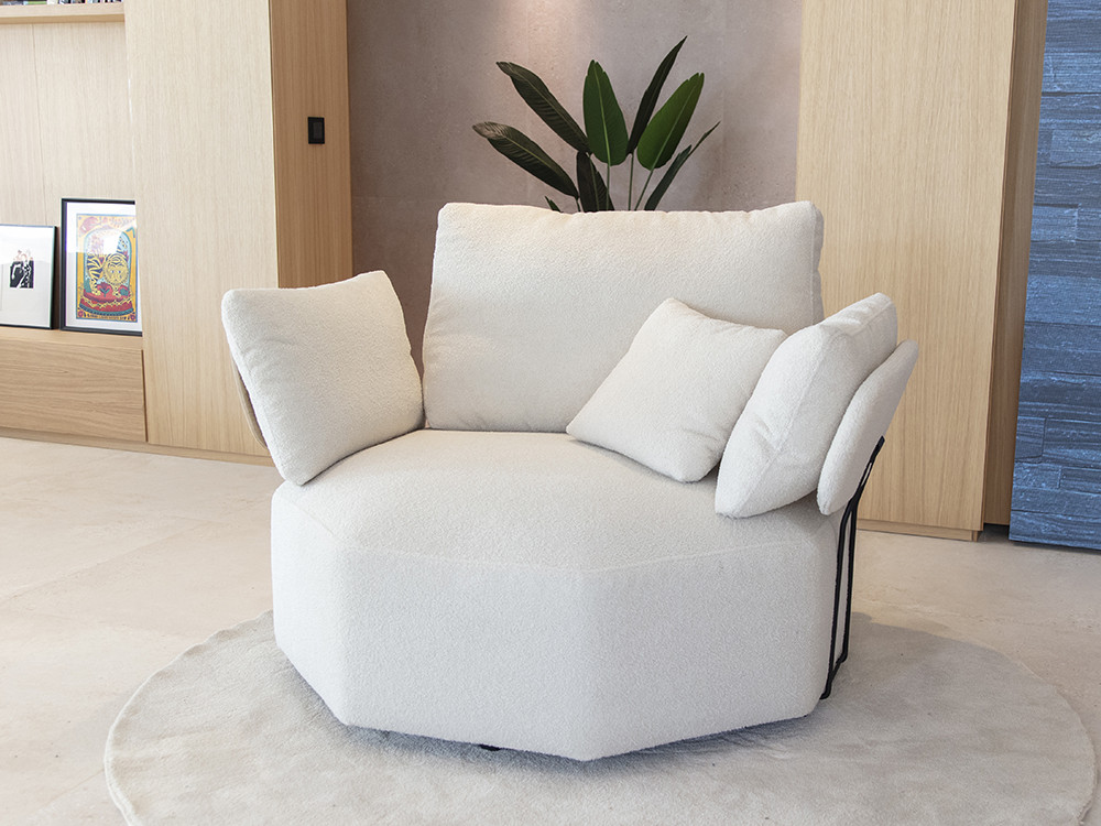 Diseña tu butaca de diseño Teseo O de Fama en Mobel 6000 en Madrid. Su forma octogonal y mesa son de gran estilo premium.