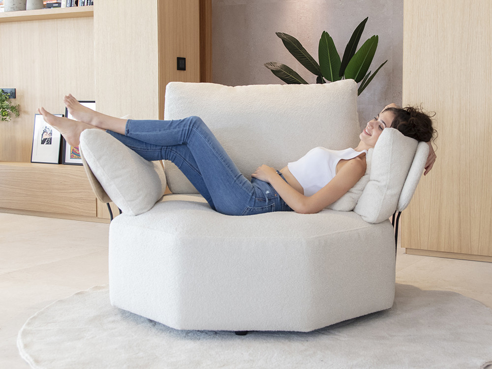 Haz tu compra online en Mobel 6000 del sillon Teseo O de Fama. Pieza octogonal con brazo mesa y diseño de estilo premium.