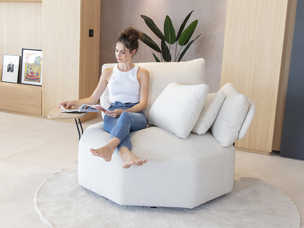 u sillon de diseño moderno Teseo O luce ideal en tu hogar. Forma octogonal con brazo mesa y confort muy premium.