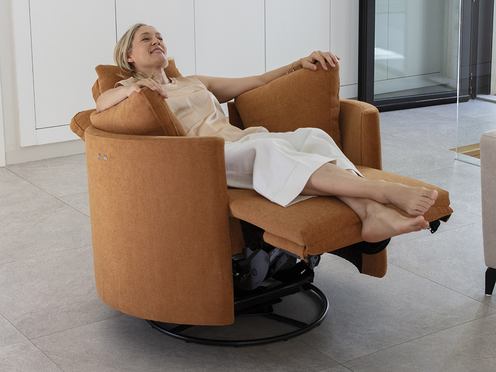 Redefine tu descanso con el sillon relax moderno Moonrise de Fama. Elige telas con un diseño de estilo premium