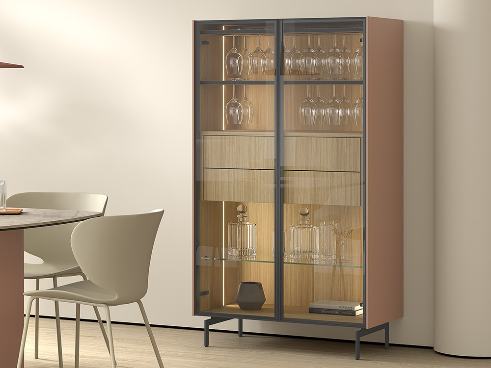 Tu vitrina de comedor B057 de Kazzano te espera. Haz tu compra online en Mobel 6000 con luz led calida y un estante copero.