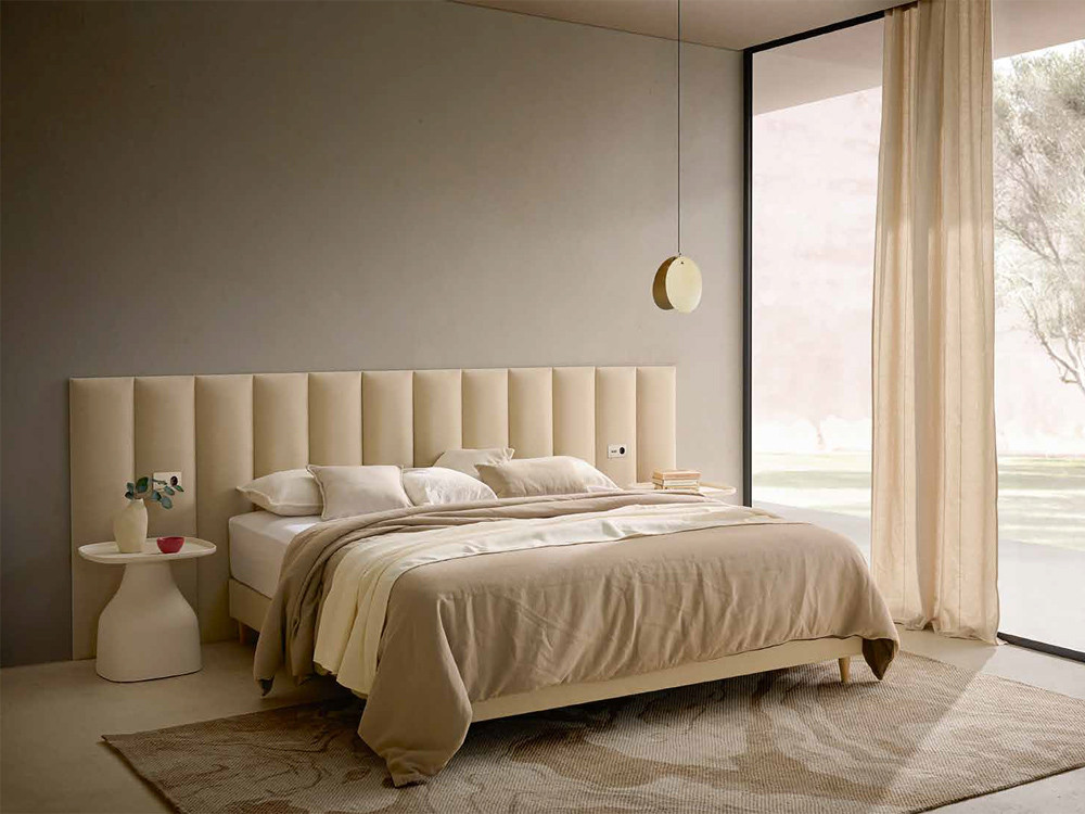 El cabecero de cama tapizado moderno WIB de Acana Piel destaca en Seismil Studio, con sus módulos rectos de suave tejido.