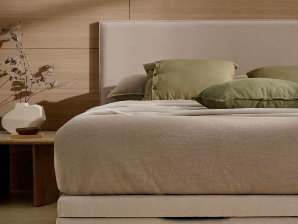 Si buscas cabeceros de cama tapizados modernos, el modelo Tokio de Acana Piel y su canapé con arcón Roma son muy ideales.