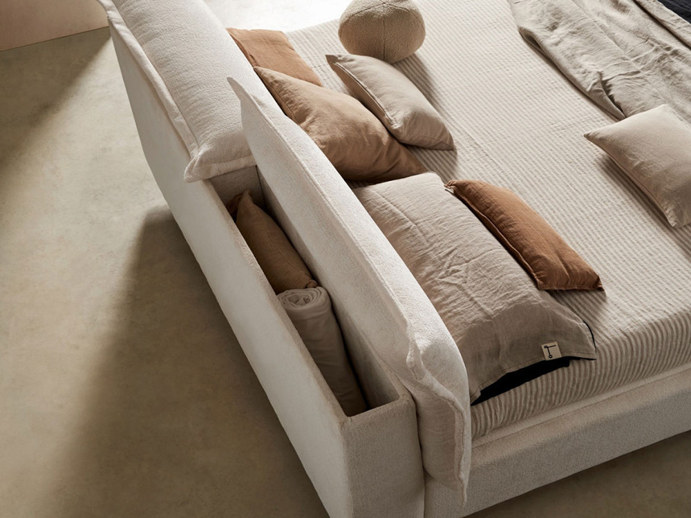 Viste tu dormitorio de matrimonio moderno con la cama Aria de Acana Piel, con su sutil cabezal plegable y un gran almacenaje.