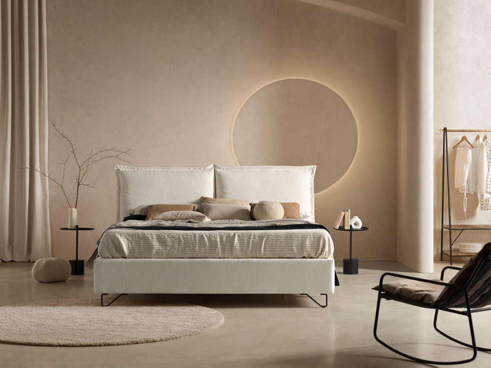 Tu cama tapizada Aria de Acana Piel te espera. Haz tu compra online en Mobel 6000 con su cabezal plegable y un gran arcón.
