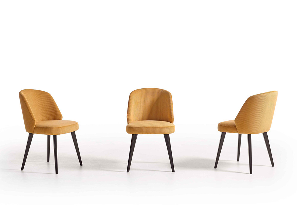 La silla de madera 276 de Pérez e Hijos destaca en Seismil Studio, con patas de haya y un muy confortable asiento tapizado.