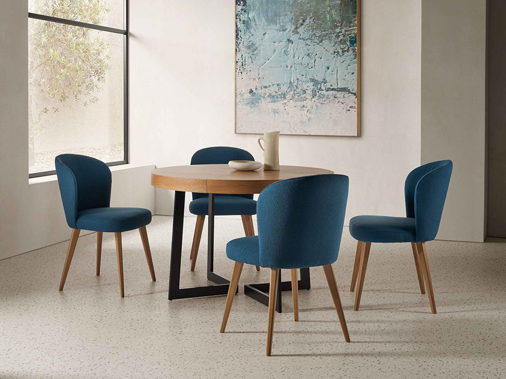 Diseña tu comedor con la silla de madera 277 de Pérez e Hijos en Mobel 6000 en Madrid, con patas de haya y tapizado suave.