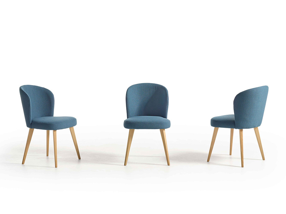 La elegante silla de madera 277 de Pérez e Hijos destaca en Seismil Studio, con patas de haya maciza y su tapizado suave.