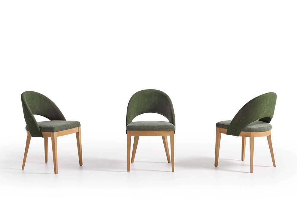 La silla de madera 278 de Pérez e Hijos destaca en Seismil Studio, con su estructura de haya y confortable asiento tapizado.