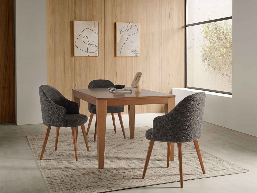Diseña tu comedor con la silla 280 de Pérez e Hijos en Mobel 6000 en Madrid, con patas de madera de haya y tapizado suave.