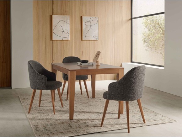 Diseña tu comedor con la silla 280 de Pérez e Hijos en Mobel 6000 en Madrid, con patas de madera de haya y tapizado suave.