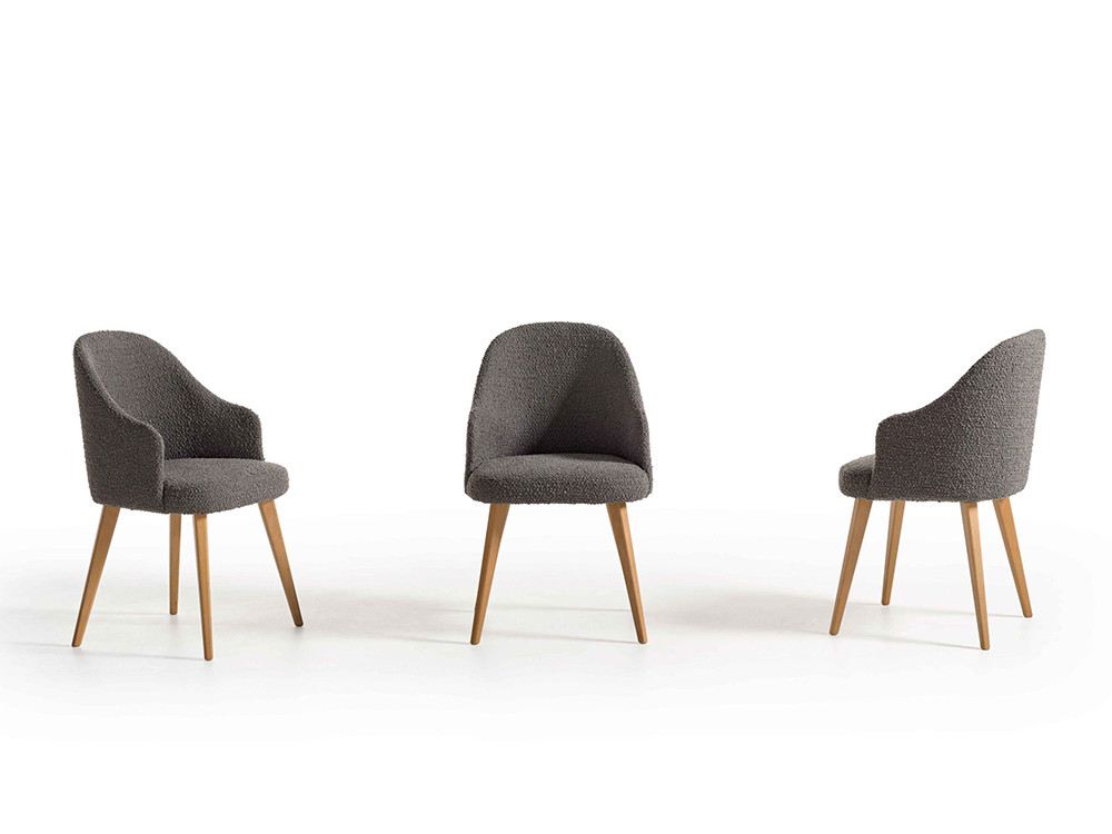La silla de madera 280 de Pérez e Hijos destaca en Seismil Studio, con sus patas de haya maciza y un tapizado muy elegante.