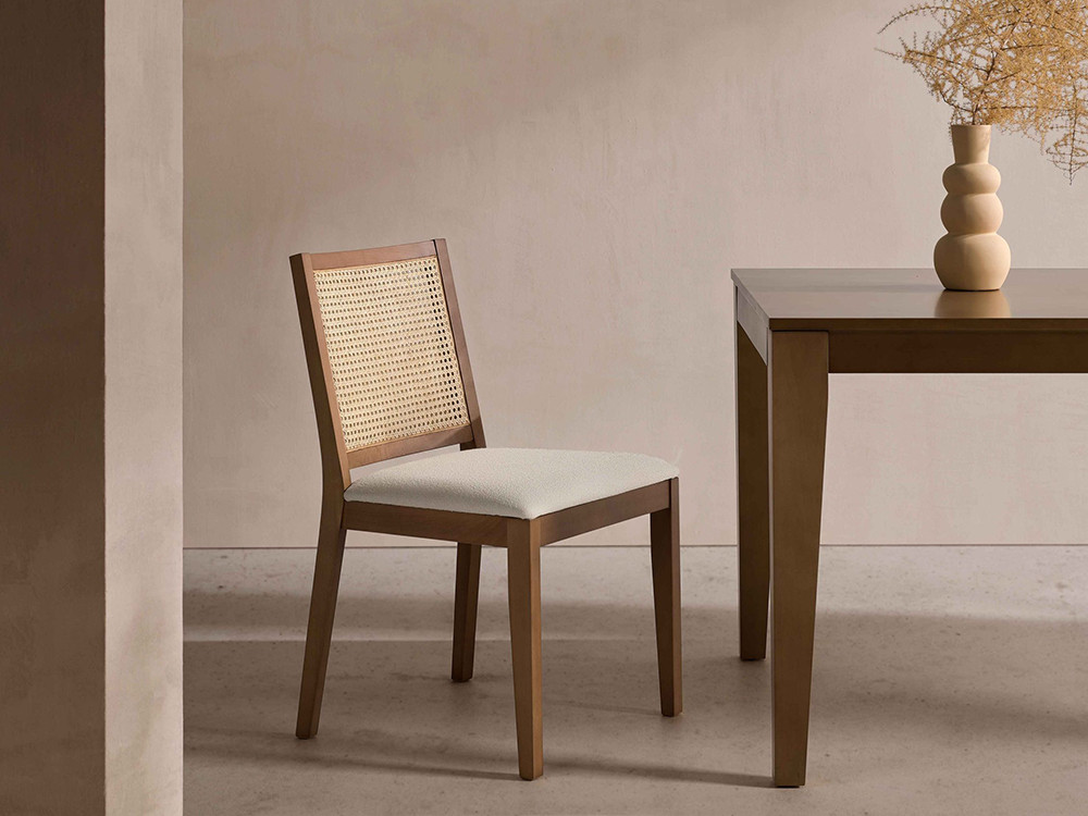 La elegante silla con rejilla 272 de Pérez e Hijos destaca en Seismil Studio, de haya maciza y su asiento tapizado suave.