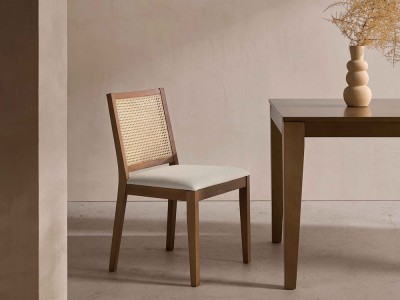 La elegante silla con rejilla 272 de Pérez e Hijos destaca en Seismil Studio, de haya maciza y su asiento tapizado suave.