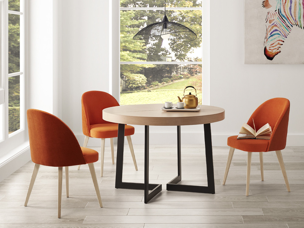 Diseña tu comedor con la silla de comedor 270 de Pérez e Hijos en Mobel 6000 en Madrid, con patas de haya y asiento tapizado.