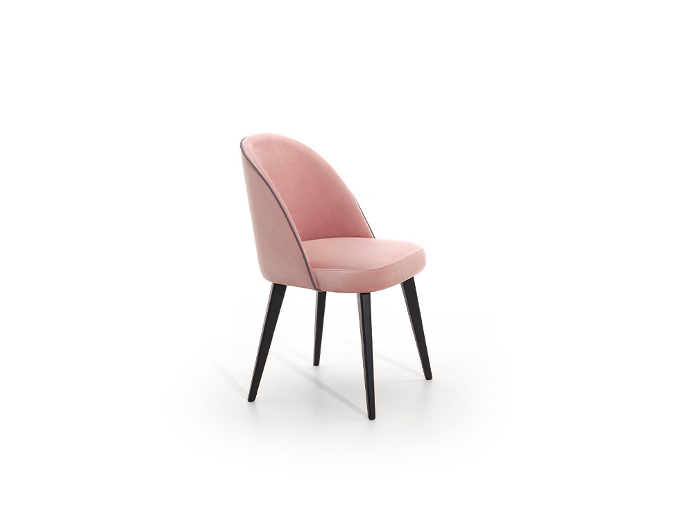 Esta silla de madera de diseño 270 de Pérez e Hijos destaca en Seismil Studio, con sus patas de haya y un asiento tapizado.
