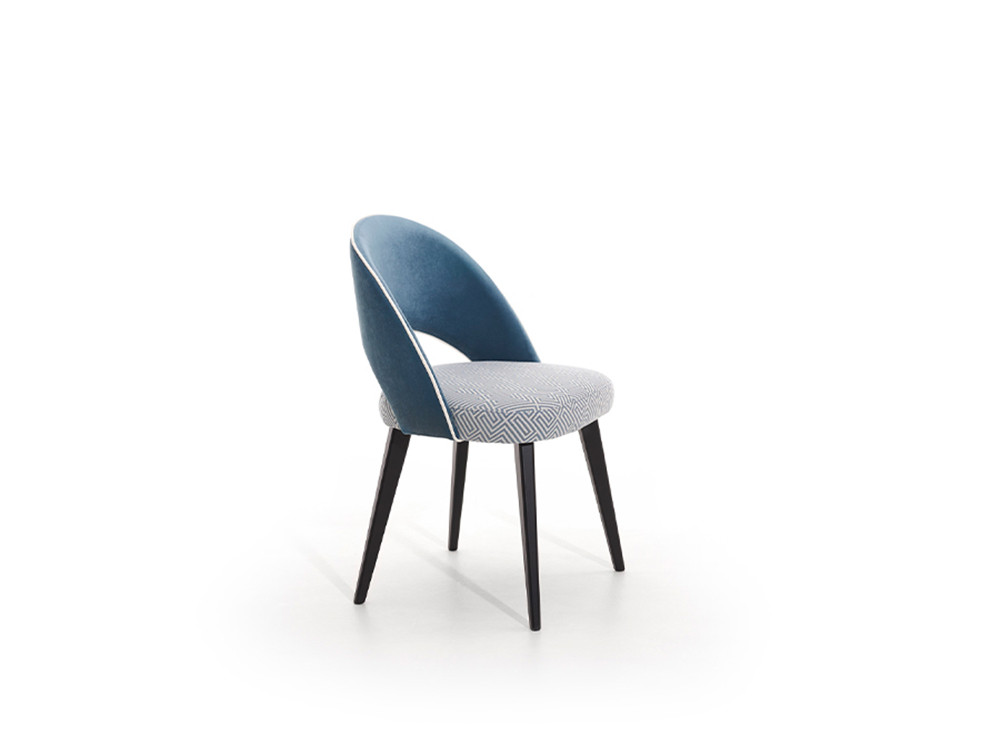 La silla de madera 271 de Pérez e Hijos destaca en Seismil Studio, con sus patas de haya maciza y un tapizado muy elegante.
