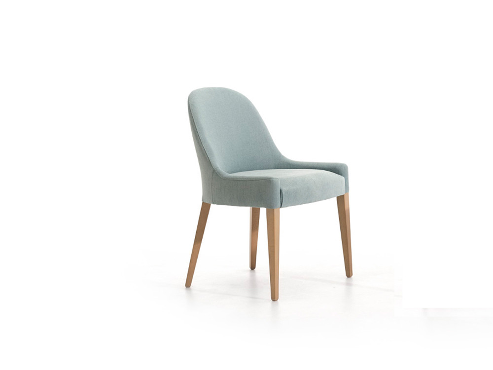 La silla de madera 208 de Pérez e Hijos destaca en Seismil Studio, con sus patas de haya maciza y un tapizado muy elegante.