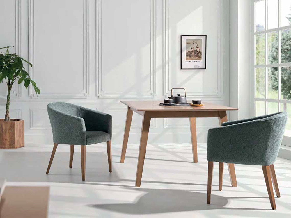 Diseña tu comedor con la silla de comedor 304 de Pérez e Hijos en Mobel 6000 en Madrid, con patas de haya y asiento tapizado.