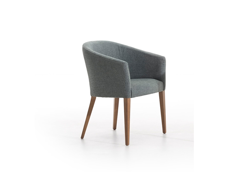 Esta silla de madera de diseño 304 de Pérez e Hijos destaca en Seismil Studio, con sus patas de haya y un asiento tapizado.