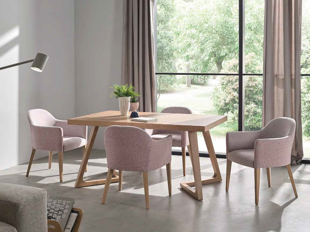 Diseña tu silla de comedor 303 de Pérez e Hijos en Mobel 6000 en Madrid, con sutiles patas de madera de haya y tapizada.