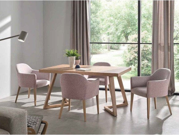 Diseña tu silla de comedor 303 de Pérez e Hijos en Mobel 6000 en Madrid, con sutiles patas de madera de haya y tapizada.