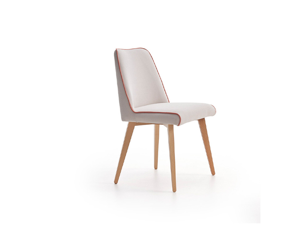 La silla de madera 274 de Pérez e Hijos destaca en Seismil Studio, con elegantes patas de haya y asiento tapizado suave.