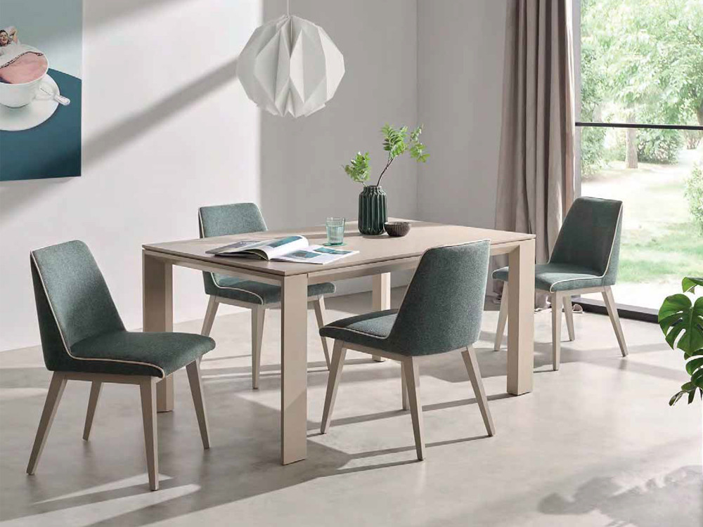Diseña tu silla de comedor 275 de Pérez e Hijos en Mobel 6000 en Madrid, con sus sutiles patas de haya y asiento tapizado.