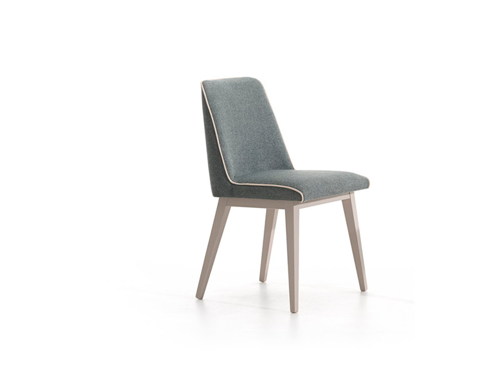 La silla de madera de comedor 275 de Pérez e Hijos destaca en Seismil Studio, con patas de haya y un tapizado muy elegante.