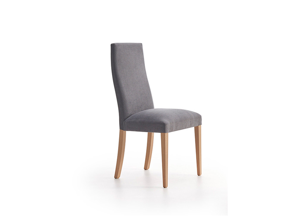 La silla de madera de comedor 273 de Pérez e Hijos destaca en Seismil Studio, con su alto respaldo y tapizado en fino tejido.