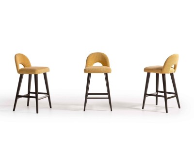 Tu taburete 101 de Pérez e Hijos te espera. Haz tu compra online en Mobel 6000 con patas de haya maciza y asiento tapizado.
