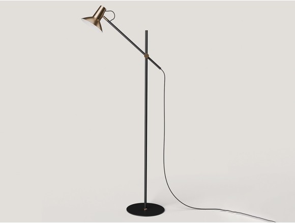 Ilumina tu salón con la lámpara de pie Hudo de Aromas del Campo en Mobel 6000 en Madrid, con su fina pantalla orientable.