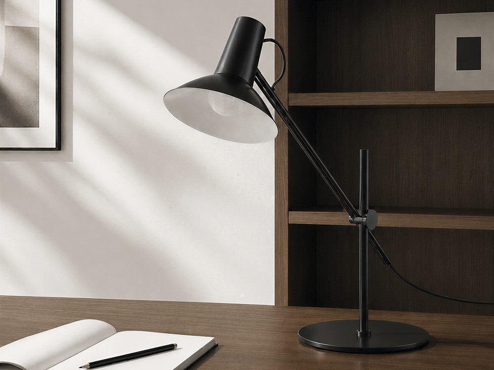 Descubre la lámpara de sobremesa Hudo de Aromas del Campo en Mobel 6000 en Madrid, con su fina pantalla orientable a medida.