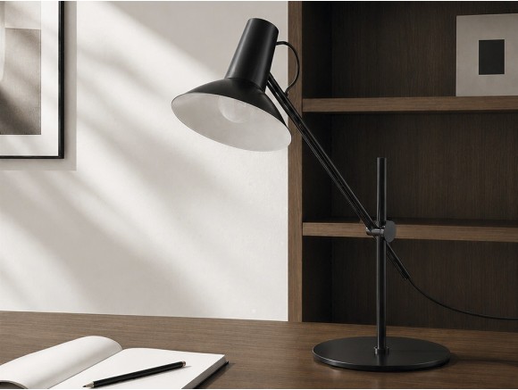 Descubre la lámpara de sobremesa Hudo de Aromas del Campo en Mobel 6000 en Madrid, con su fina pantalla orientable a medida.