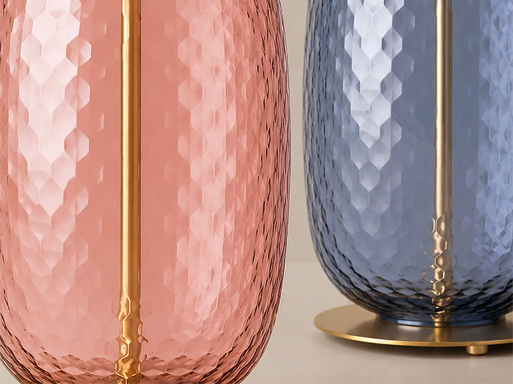 El pie de lámpara Hail resalta en Seismil Studio, con su base de cristal con textura en 5 colores y estilo vanguardista.
