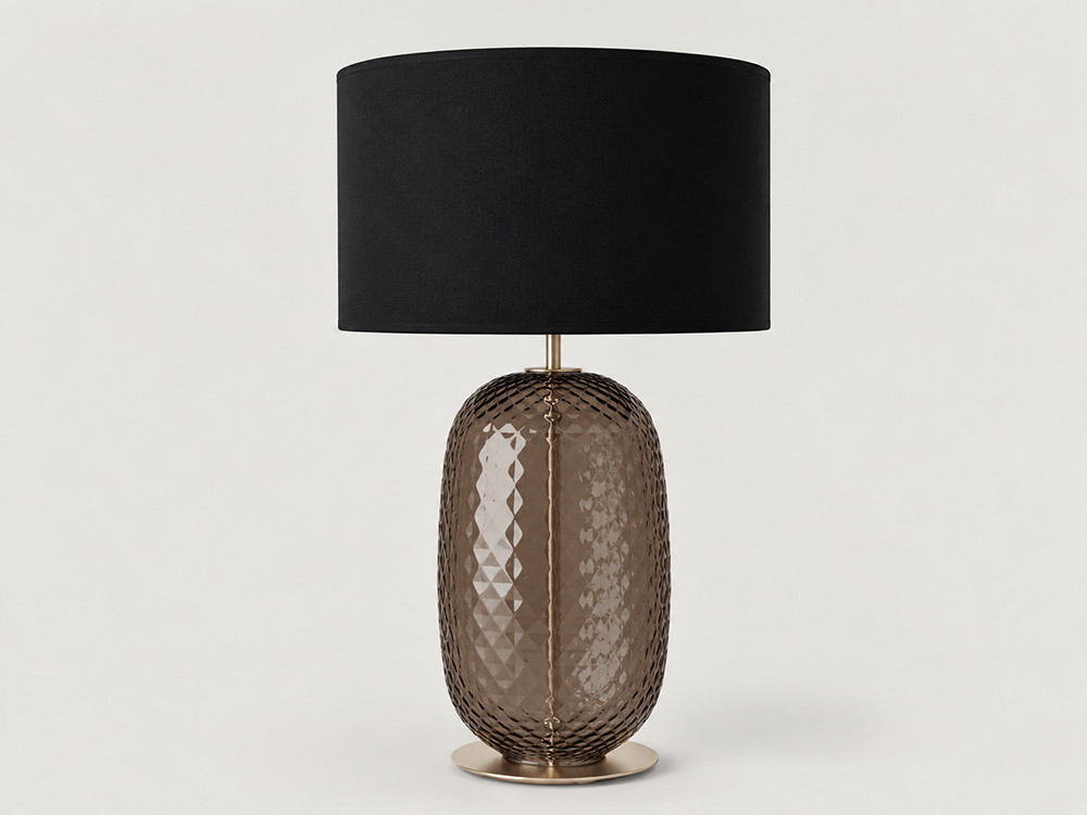 El pie de lámpara Hail destaca en Seismil Studio, con su base de cristal con textura en 5 colores y suave pantalla de lino.