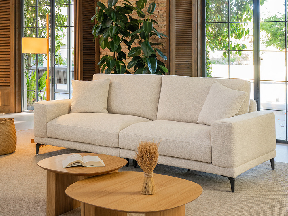 Descubre el sofá Altano de Temasdos en Mobel 6000 en Madrid, en varias medidas y tapizado en textiles o piel seleccionados.