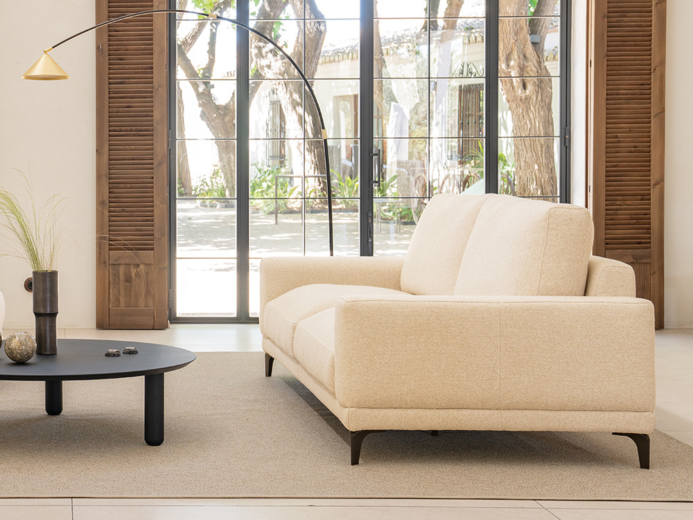 El sofá Altano de Temasdos destaca en Seismil Studio, disponible en varias medidas y tapizado en selectos textiles o piel.