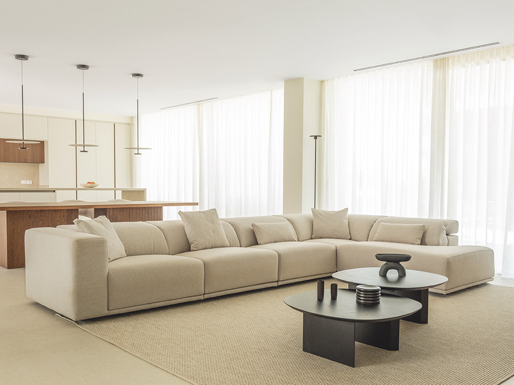 El sofá modular de rincón Barine resalta en Seismil Studio, tapizado en textiles seleccionados y adaptable a tus medidas.