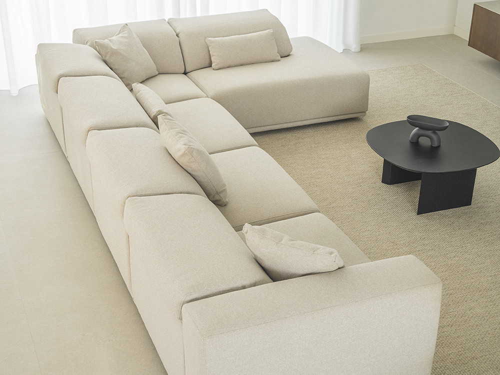 Descubre el sofá modular de rincón Barine en Mobel 6000 en Madrid, tapizado en textiles seleccionados a tu propia medida.