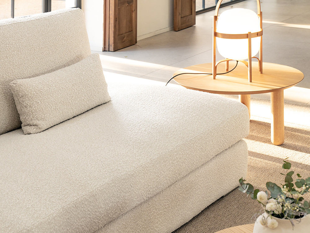 El sofá modular Bertina rincón de Temasdos brilla en Seismil Studio, en textiles seleccionados y personalizable a medida.