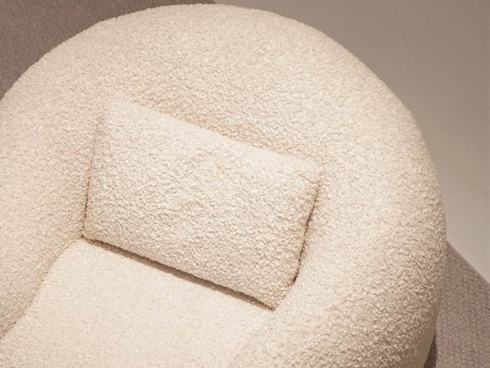Personaliza tu butaca giratoria Coral de Temasdos en Mobel 6000 en Madrid, eligiendo su fino tapizado en textil o en piel.