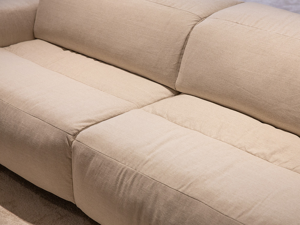 El sofá modular Asteria de Temasdos resalta en Seismil Studio, disponible con elegante tapizado en textiles a medida.