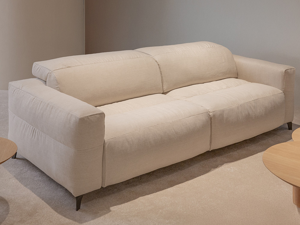Descubre el sofá modular Asteria de Temasdos en Mobel 6000 en Madrid, disponible en finos textiles a tu propia medida.