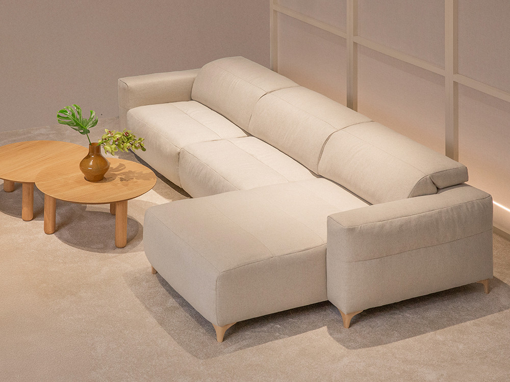 Descubre el sofá deslizante con motor con chaiselongue fija en Mobel 6000 en Madrid, en textiles o en varias medidas.