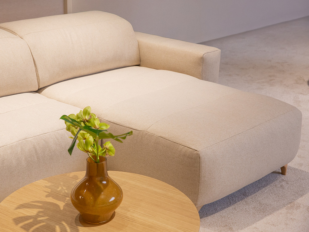 El sofá deslizante con motor con chaiselongue fija destaca en Seismil Studio, con varias medidas y finos textiles.