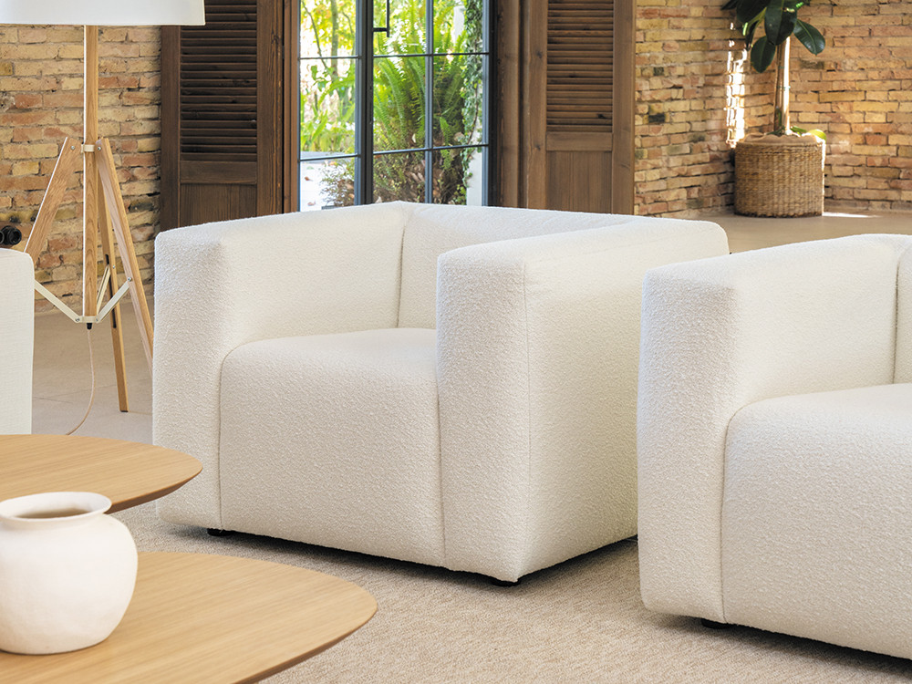 La elegante butaca Crono de Temasdos destaca en Seismil Studio, disponible con tapizado en textiles o piel seleccionados.